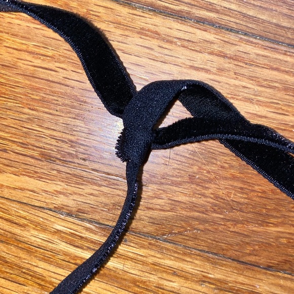 NWOT Belle-et-BonBon Bisoux Black Rose Leatherette Thong - Picture 9 of 10